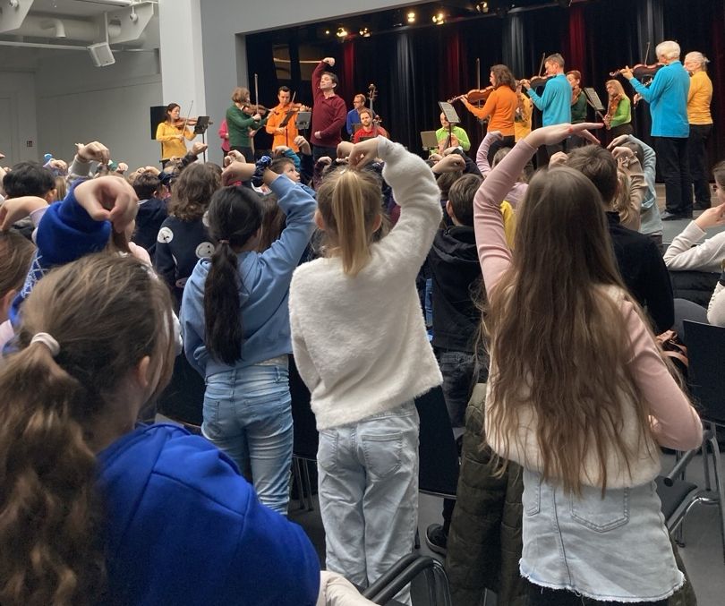 Foto vom WKO-Orchester und unseren Kindern